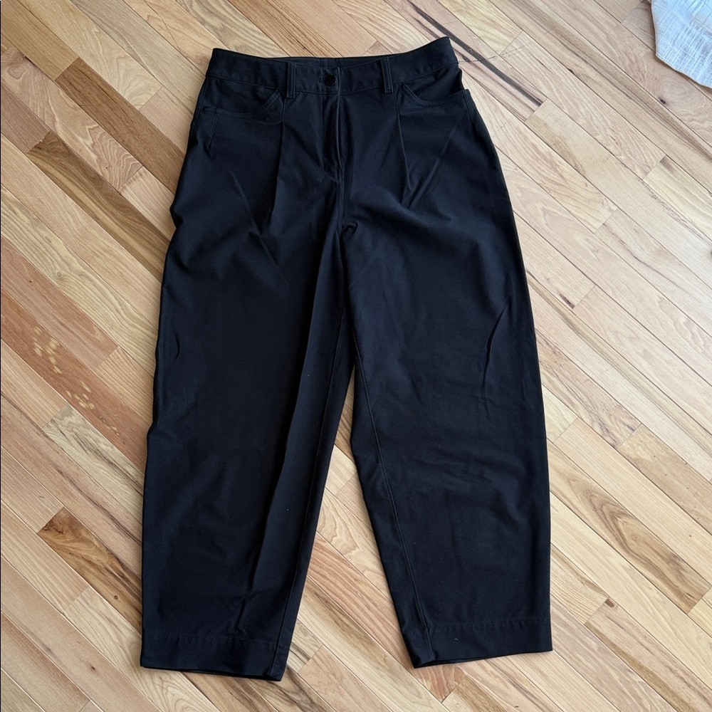 NWOT Lululemon Cropped pleated black trouser women’s size 29